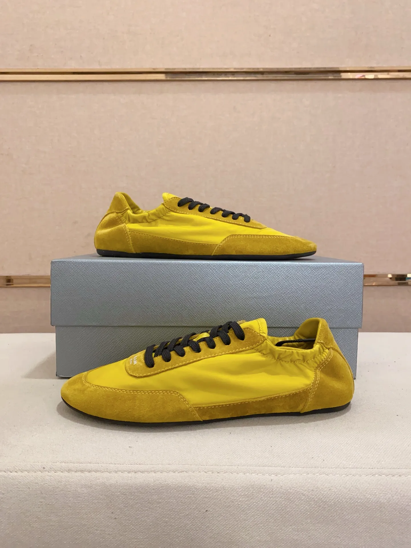 Men's shoes 💰 500💰 ✔️✔️✔️High version High-quality new PRADA counters are launched simultaneously. The new men's shoes and 😘fabrics are selected from first-layer cow suede and waterproof fabrics, and are made by pure handicrafts. Lining: Full sheepskin lining. 👍🏿 High-end ☄️ air-cushion molded anti-slip rubber outsole, exquisite lines, simple and elegant, comfortable and high-end for leisure travel. Number of yards: 38 to 44. Can be customized45